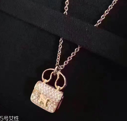 愛(ài)馬仕包包項(xiàng)鏈多少錢 將康康包戴在脖子上