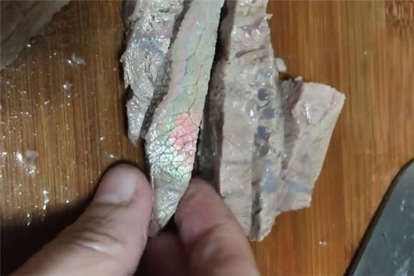 買回來(lái)的豬肉切開發(fā)綠發(fā)黃是怎么回事