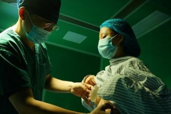 感冒的時候可以隆胸手術(shù)嗎？
