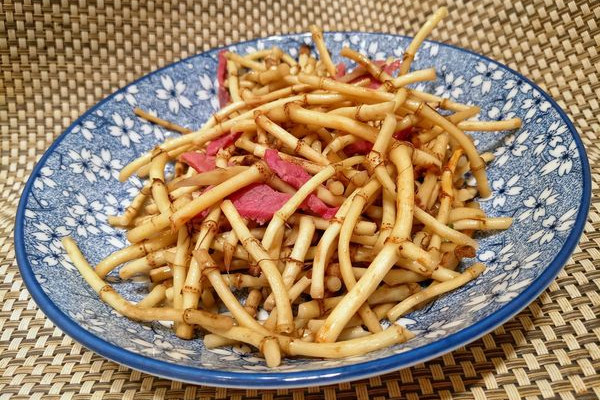 折耳根可以治療胃炎嗎？這個(gè)季節(jié)挖折耳根最嫩最討喜
