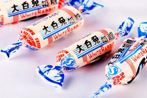 為什么大白兔奶糖包一層糯米糖紙？老版糖紙比一斤糖還貴
