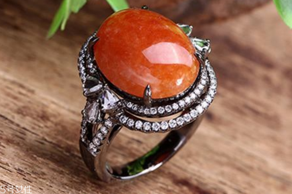 紅翡翠戒指多少錢(qián) 頂級(jí)品種高達(dá)百萬(wàn)元