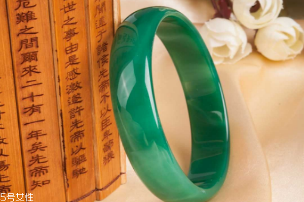 綠瑪瑙手鐲一般多少錢(qián) 這個(gè)價(jià)位最常見(jiàn)