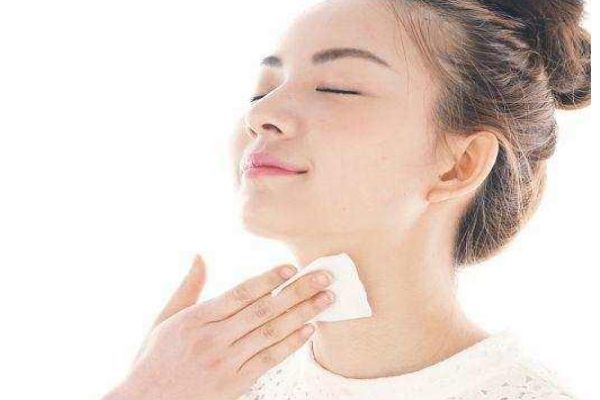 化妝水在什么時(shí)候用 化妝水的使用小知識