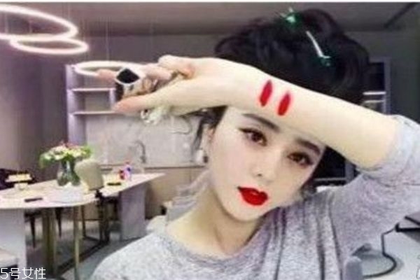 嬌蘭冰冰紅是哪個(gè)色號 嬌蘭冰冰紅試色