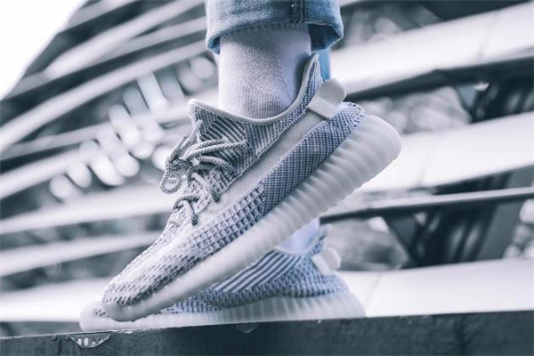 yeezy 350 static發(fā)售價格 與眾不同的半透明設(shè)計(jì)