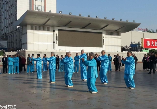 太極拳能治病嗎？太極拳能治什么?。?></p><h3>練習太極拳的注意事項</h3><p>1. 太極拳訓練方法</p><p>1) 靜心用意，呼吸自然，即練拳要求思想安靜集中，專心引導動作，呼吸平穩(wěn)，深勻自然，不可勉強憋氣。</p><p>2) 中正安舒，柔和緩慢，即身體保持舒松自然，不偏不倚，動作如行云流水，輕柔勻緩。</p><p>3) 動作弧形，圓活完整，即動作要呈弧形式螺旋形，轉換圓活不滯，同時以腰作軸，上下相隨，周身組成一個整體。</p><p>4) 連貫協(xié)調，虛實分明，即動作要連綿不斷，銜接和順，處處分清虛實，重心保持穩(wěn)定。</p><p>5) 輕靈沉著，剛柔相濟，即每一動作都要輕靈沉著，不浮不僵，外柔內剛，發(fā)勁要完整，富有彈性，不可使用拙力。</p><p>2. 練習太極拳的要領</p><p>1) 虛領頂勁：頭頸似向上提升，并保持正直，要松而不僵可轉動;</p><p>2) 含胸拔背、沉肩垂肘：即胸要含不能挺，肩不能聳而要沉，肘不能抬而要下垂，全身要自然放松;</p><p>3) 
手眼相應，以腰為軸，移步似貓行，虛實分清：指打拳時必須上下呼應，融為一體，要求動作出于意，發(fā)于腰，動于手，眼隨手轉，兩下肢弓步和虛步分清而交替，練到腿上有勁，輕移慢放沒有聲音;</p><p>4) 動中求靜，動靜結合：即肢體動而腦子靜，思想要集中于打拳;</p><p>5) 式式均勻，連綿不斷：指每一式的動作快慢均勻，而各式之間又是連綿不斷，全身各部位肌肉舒松協(xié)調而緊密銜接;</p><p>6) 打太極拳要求有意地運用腹式呼吸，加大呼吸深度，從而改善呼吸機能和血液循環(huán);</p><p>7) 
練習太極拳是一個循序漸進的過程，需要持之以恒;同時，在練習時應多加觀摩，相互學習交流;相信經過認真的練習和不斷的努力，都可以收到強身健體的效果</p>		</div>
<div align=