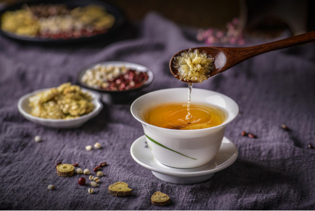 眼睛干澀酸脹怎么辦？來(lái)點(diǎn)花茶加越橘葉黃素