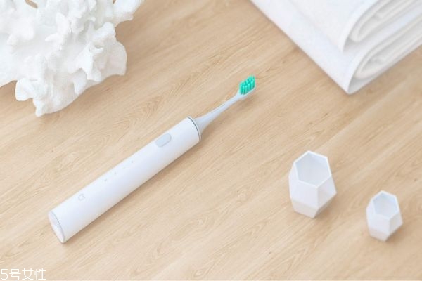 電動牙刷充電的好還是電池的好 充電和電池牙刷的優(yōu)缺點(diǎn)