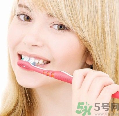 刷牙用冷水還是熱水好？刷牙用熱水有什么好？