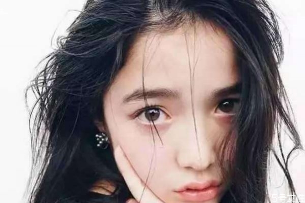 為什么黑頭發(fā)里會出現一根金頭發(fā)呢 頭發(fā)干燥怎么辦呢