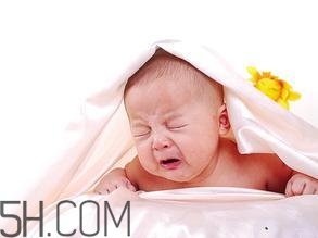 新生兒吐奶情況什么時(shí)候會(huì)沒(méi)有？寶寶吐奶了怎么辦？