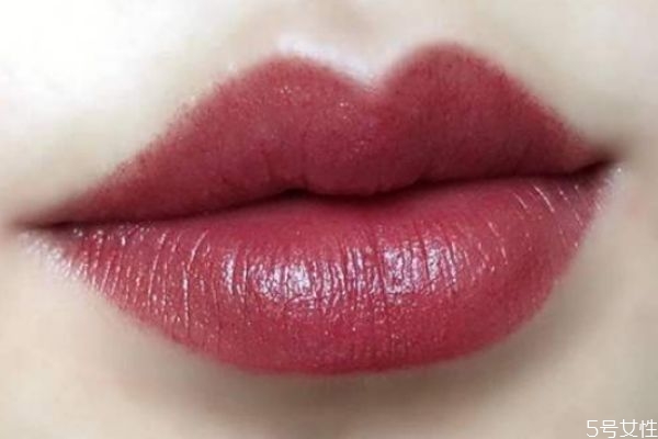 涂完口紅后干成一條線(xiàn) 如何涂口紅不會(huì)堆積一條線(xiàn)