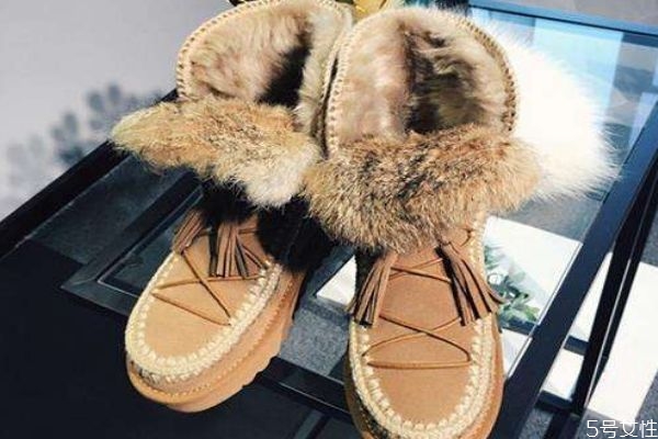 雪地靴會(huì)越穿越松嗎 雪地靴買(mǎi)緊點(diǎn)還是松點(diǎn)