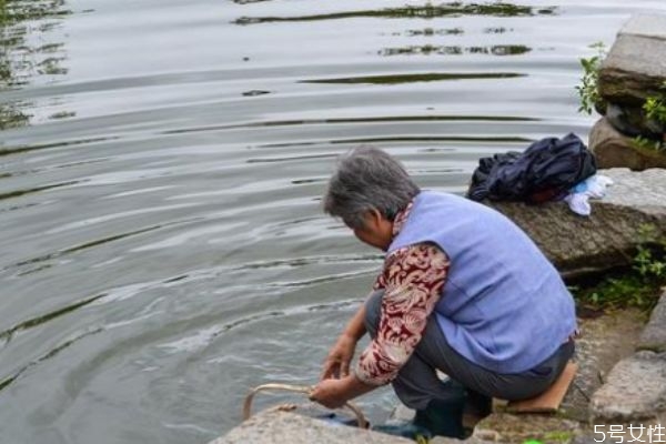為什么新買(mǎi)的衣服有異味 新衣服只清水洗可以嗎