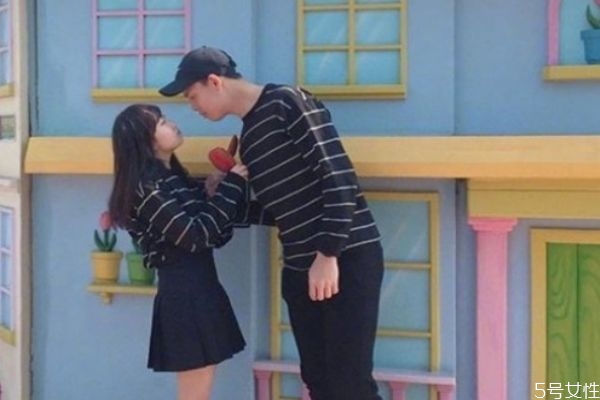 他愛你和玩你的表現 如何區(qū)分男人愛你還是玩你的