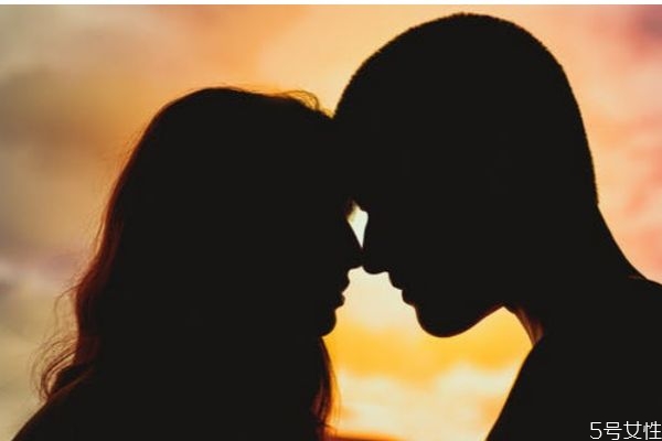 他愛你和玩你的表現 如何區(qū)分男人愛你還是玩你的