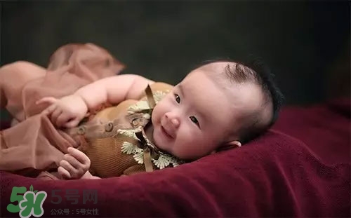 寶寶睡覺搖頭怎么回事？寶寶睡覺搖頭是缺鈣嗎？