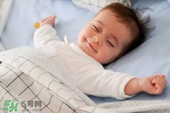 寶寶睡覺為什么會笑？寶寶睡覺笑出聲是做夢了嗎？