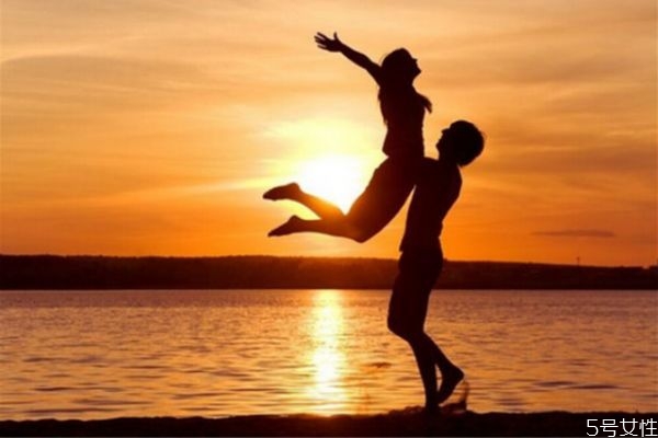 為什么男朋友不想結(jié)婚 男人婚前焦慮是因?yàn)槭裁?>
         				<strong>為什么男朋友不想結(jié)婚 男人婚前焦慮是因?yàn)槭裁?/strong>
         			</a>
         				<p>如果你們兩的感情已經(jīng)很深了，在你想要穩(wěn)定下來的時(shí)候，你的男朋友卻不想結(jié)婚，首先要問清楚原因，再?zèng)Q定你們的這段愛情是否該堅(jiān)持下去。</p>
         		</li> 
                                               <li>
         			<a href=
