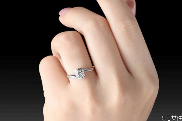 求婚戒指多少錢(qián)合適 求婚戒指幾克拉合適