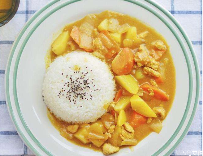 咖喱飯放鹽嗎 家?？о埖淖龇?></p><h3>家?？о埖淖龇?/h3><p>1.豬肉切丁，土豆，胡蘿卜，番茄切塊，洋蔥一半切條，一半切塊，鍋里融化黃油，倒入洋蔥條，加入蜂蜜，小火炒至洋蔥變軟。<br/></p><p>2.另起一個鍋，倒入油，油熱之后，放入蒜炒香，再加入豬肉，炒至變色，放入洋蔥條，番茄，清水，香葉，大火煮開后轉(zhuǎn)小火煮30分鐘。</p><p>3.將洋蔥塊，胡蘿卜塊，土豆塊放入鍋中，加入生姜汁后攪拌一下，等土豆和胡蘿卜變軟后就可以了。</p><p>4.關(guān)火后將咖喱塊放進(jìn)鍋里，溶化后小火燉煮到濃稠狀，加入黃油和生抽，攪拌均勻，關(guān)火即可。</p><p style=