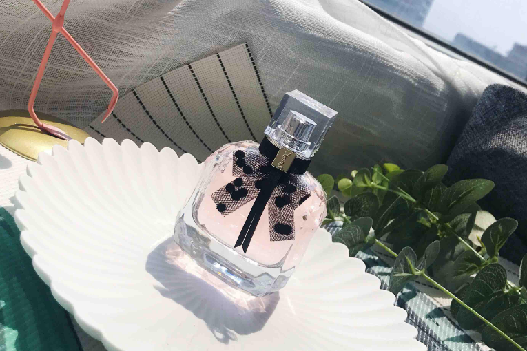 ysl反轉巴黎和黑鴉片香水哪個好？ysl反轉巴黎和黑鴉片對比
