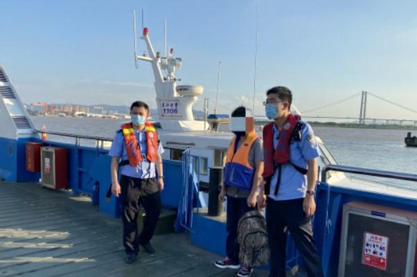 男子為回?fù)P州套游泳圈強渡長江 游泳體力不支怎么辦