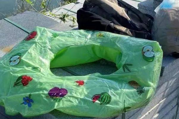 男子為回?fù)P州套游泳圈強渡長江 游泳體力不支怎么辦