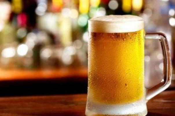 15歲女孩喝13瓶啤酒后飆車(chē)撞桿 喝啤酒對(duì)身體有什么好處和壞處
