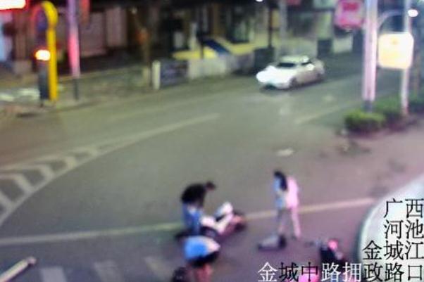 15歲女孩喝13瓶啤酒后飆車(chē)撞桿 喝啤酒對(duì)身體有什么好處和壞處