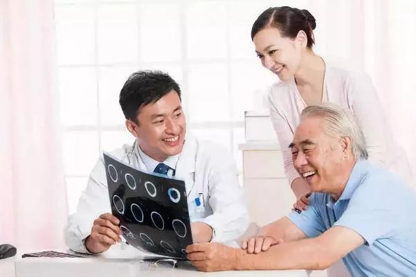 體檢的目的和意義 體檢可以用醫(yī)?？▎?></p><h3>體檢抽血檢查哪些項(xiàng)目</h3><p>體檢血液檢查通常包括以下內(nèi)容：1、肝功檢查，其中具體的項(xiàng)目包括丙氨酸氨基轉(zhuǎn)移酶、谷草轉(zhuǎn)氨酶、總蛋白、白蛋白、總膽紅素、直接膽紅素、間接膽紅素等。2、檢查腎功能，腎功能包括尿素氮、肌酐、尿酸、β2微球蛋白等。3、檢查血糖，包括空腹血糖、果糖胺、糖化血紅蛋白。4、檢查血脂，包括膽固醇、甘油三酯、低密度脂蛋白、高密度脂蛋白、載脂蛋白A、載脂蛋白B。其它的檢查項(xiàng)目包括電解質(zhì)、鉀、鈉、氯，還有心肌酶譜的檢查等等。體檢抽血的檢查項(xiàng)目各單位的要求不同，檢查項(xiàng)目也會(huì)有所不同。有的單位有特殊要求，可能會(huì)檢驗(yàn)乙肝五項(xiàng)或肝炎系列。具體的檢查項(xiàng)目包括什么要看單位發(fā)的體檢單。</p><p style=