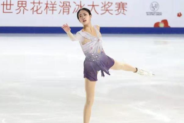 滑冰是奧運(yùn)會(huì)項(xiàng)目嗎 陳虹伊什剎?；懒?></p><h3>滑冰是哪個(gè)國(guó)家發(fā)明的</h3><p>輪式溜冰的歷史大概始于18世紀(jì)，比冰上溜冰的歷史年輕很多。第一雙輪式溜冰鞋出現(xiàn)在1760年。1863年，美國(guó)紐約的普林普頓發(fā)明了四輪溜冰鞋，使輪式溜冰運(yùn)動(dòng)真正風(fēng)行起來。冰上溜冰大約在兩千年前起源于北歐斯堪的納維亞半島冰凍的河川或湖泊上，當(dāng)?shù)氐娜税褎?dòng)物骨骼磨平，把其中較小的用皮帶綁在腳上滑行，而把較大的做成雪橇來滑雪?，F(xiàn)在流行的溜冰鞋是1870年由美國(guó)著名的花式溜冰家海恩斯發(fā)明的。這種不銹鋼冰刀一出現(xiàn)，使溜冰者更能隨心所欲地表現(xiàn)，花式溜冰的技巧也就越來越復(fù)雜，溜冰俱樂部也如雨后春筍般地出現(xiàn)。同時(shí)，這種溜冰鞋減少了鞋底在冰上的磨擦，因而速度溜冰也隨之興起。第一個(gè)以運(yùn)動(dòng)娛樂為主要目的的溜冰俱樂部1742年在蘇格蘭愛丁堡成立。</p><p style=