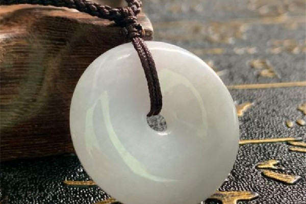翡翠吊墜買(mǎi)種還是買(mǎi)色 翡翠吊墜有紋裂正常嗎