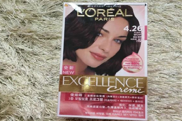 歐萊雅染發(fā)劑可以?xún)蓚€(gè)顏色混合使用嗎 歐萊雅染發(fā)劑可以接觸頭皮嗎
