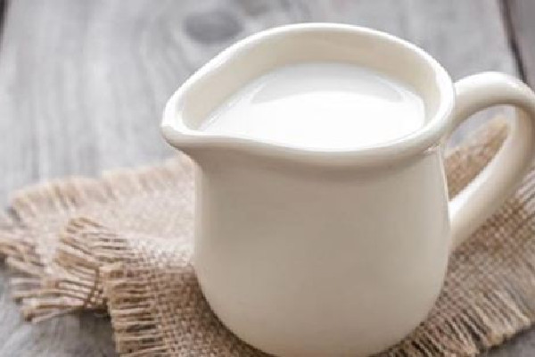 全脂牛奶結(jié)塊是正?，F(xiàn)象嗎 全脂牛奶結(jié)塊可以喝嗎