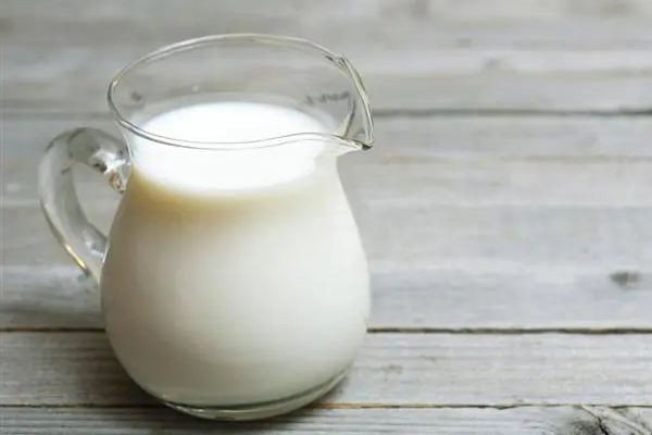 全脂牛奶結塊是正?，F(xiàn)象嗎 全脂牛奶結塊可以喝嗎