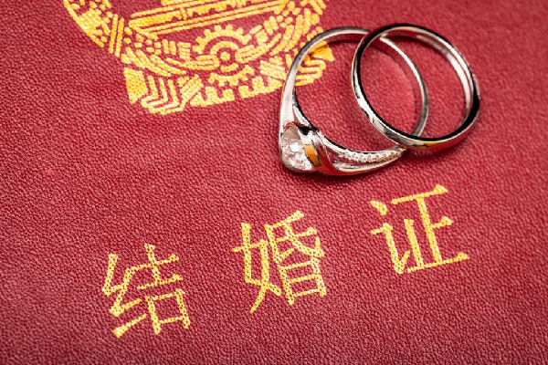 民政局開工男子拍到僅兩對(duì)新人結(jié)婚 為什么結(jié)婚的人越來(lái)越少