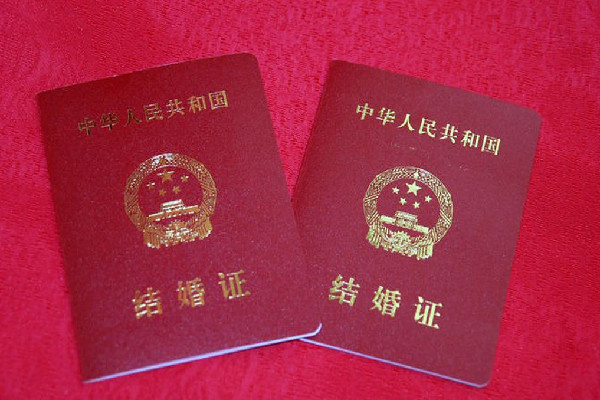 女子截下表白失敗帥哥的花如今領(lǐng)證 領(lǐng)證要準備什么材料