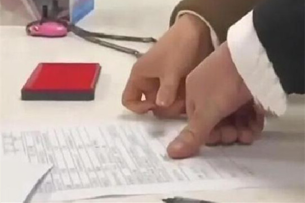 女子截下表白失敗帥哥的花如今領(lǐng)證 領(lǐng)證要準備什么材料